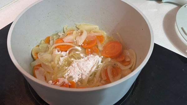 Receta de Muslos de pollo en salsa de la abuela: cómo hacerlos jugosos y tiernos paso a paso - Paso 4