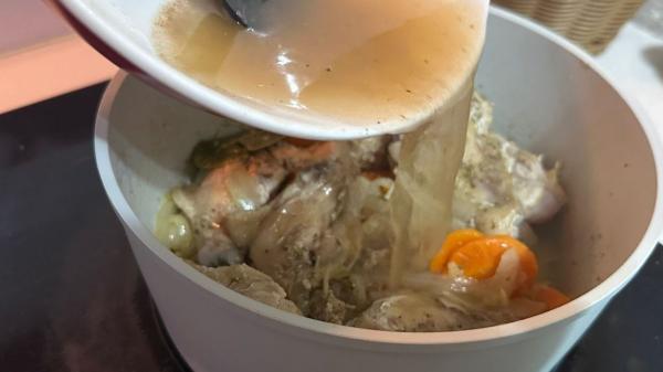 Receta de Muslos de pollo en salsa de la abuela: cómo hacerlos jugosos y tiernos paso a paso - Paso 5