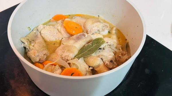 Receta de Muslos de pollo en salsa de la abuela: cómo hacerlos jugosos y tiernos paso a paso - Paso 6