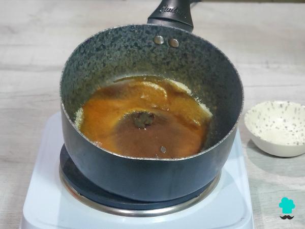 Receta de Flan de manzana y yogur: queda suave, cremoso y lleva muy pocos ingredientes - Paso 1