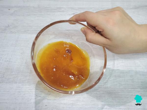 Receta de Flan de manzana y yogur: queda suave, cremoso y lleva muy pocos ingredientes - Paso 2