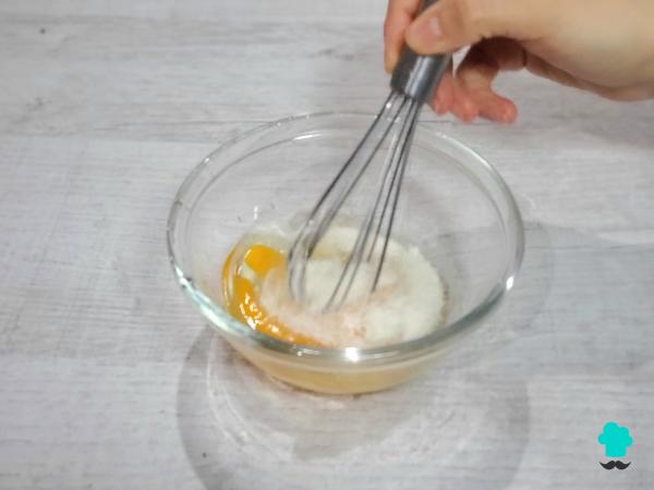 Receta de Flan de manzana y yogur: queda suave, cremoso y lleva muy pocos ingredientes - Paso 3