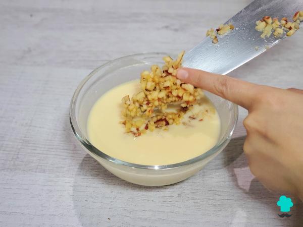 Receta de Flan de manzana y yogur: queda suave, cremoso y lleva muy pocos ingredientes - Paso 5