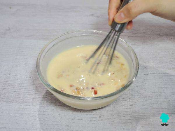 Receta de Flan de manzana y yogur: queda suave, cremoso y lleva muy pocos ingredientes - Paso 6