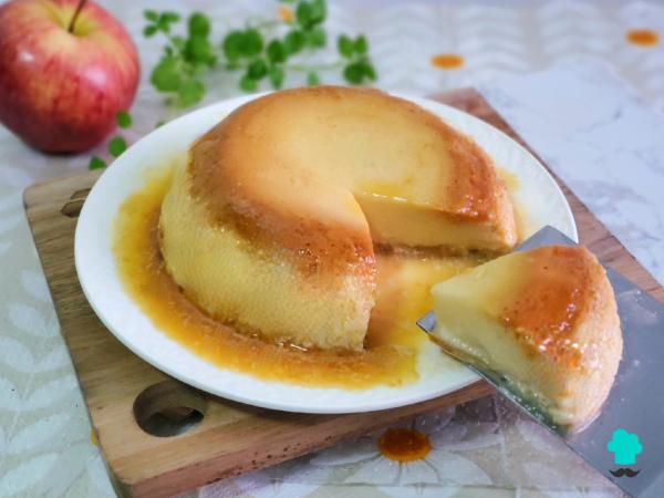 Receta de Flan de manzana y yogur: queda suave, cremoso y lleva muy pocos ingredientes - Paso 8