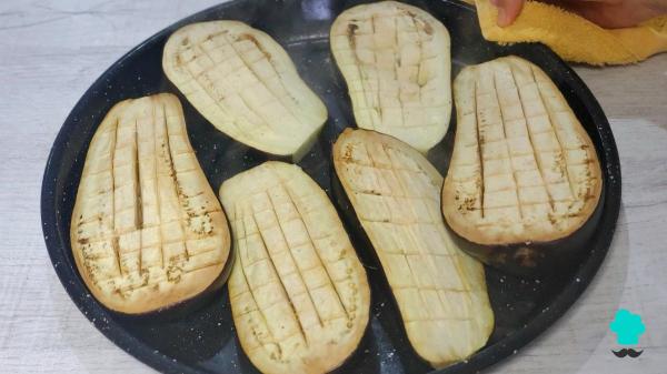 Receta de Berenjenas rellenas de verduras: cremosas y con un queso gratinado crujiente - Paso 1