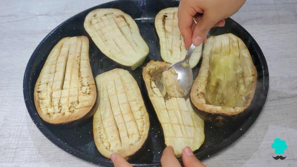 Receta de Berenjenas rellenas de verduras: cremosas y con un queso gratinado crujiente - Paso 2