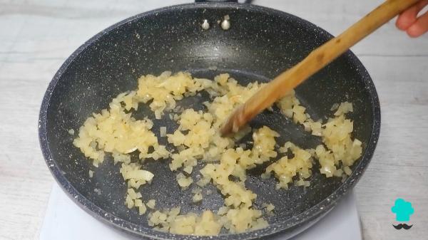 Receta de Berenjenas rellenas de verduras: cremosas y con un queso gratinado crujiente - Paso 3