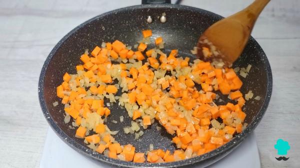 Receta de Berenjenas rellenas de verduras: cremosas y con un queso gratinado crujiente - Paso 4