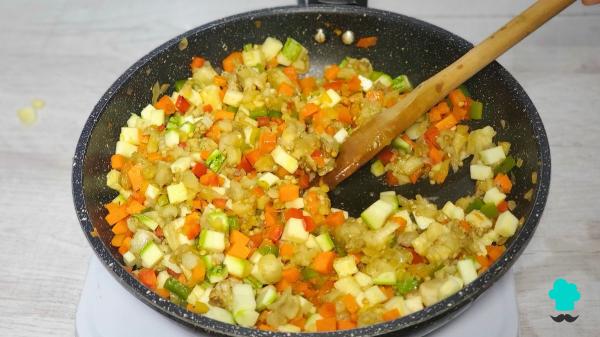 Receta de Berenjenas rellenas de verduras: cremosas y con un queso gratinado crujiente - Paso 6