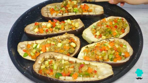 Receta de Berenjenas rellenas de verduras: cremosas y con un queso gratinado crujiente - Paso 8