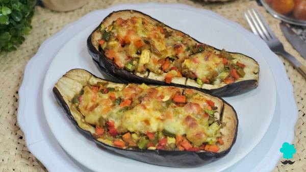 Receta de Berenjenas rellenas de verduras: cremosas y con un queso gratinado crujiente - Paso 9