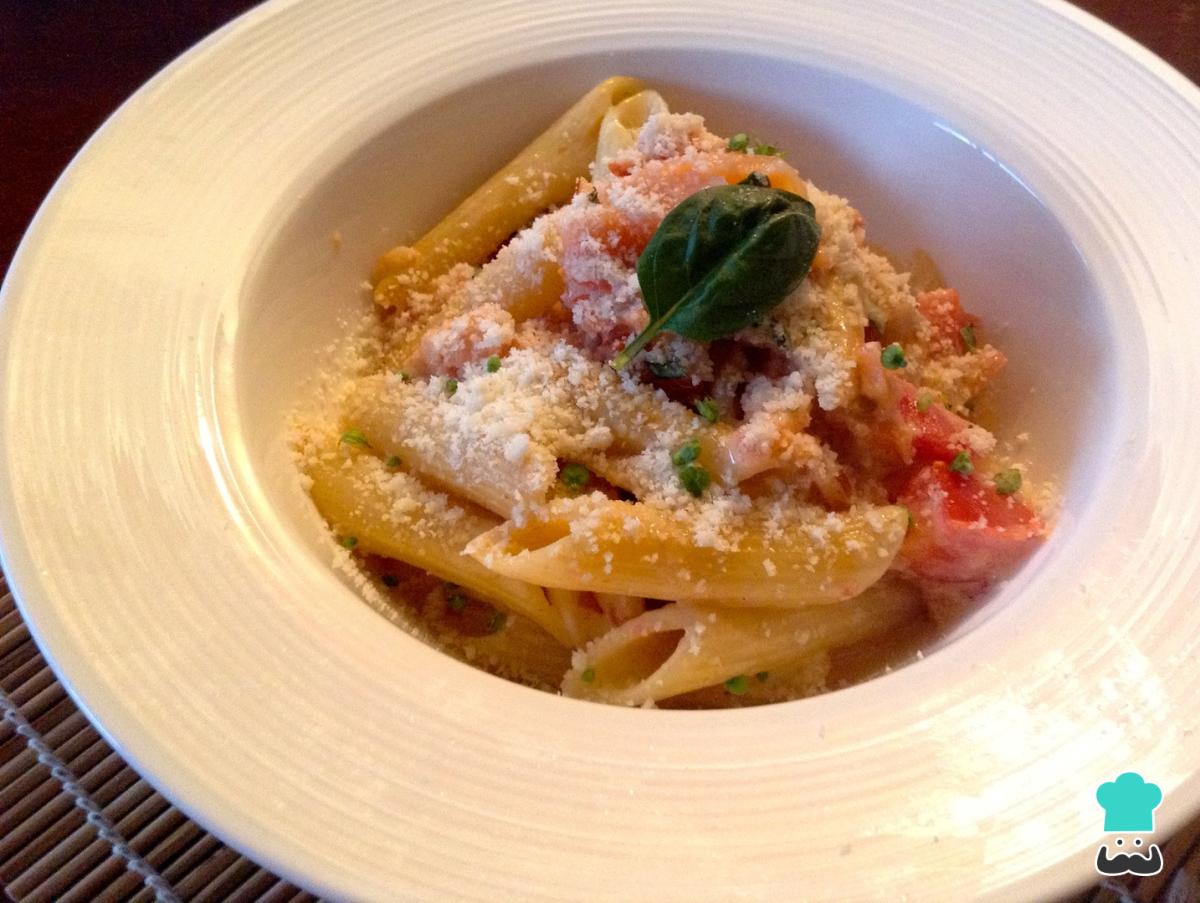 Receta de Penne al vodka con salmón