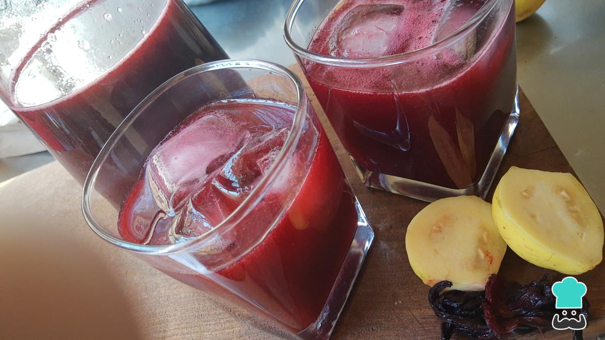 Agua de Jamaica con guayaba