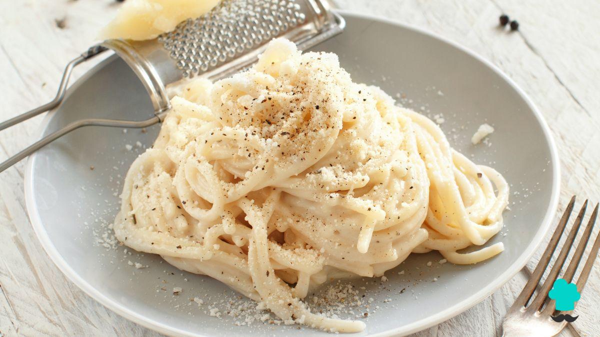 Receta de La pasta cacio e pepe más cremosa se hace con solo 3 ingredientes y no lleva nata