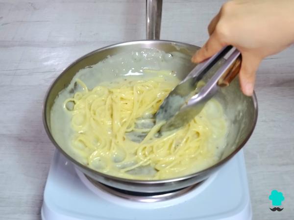 Receta de La pasta cacio e pepe más cremosa se hace con solo 3 ingredientes y no lleva nata - Paso 8