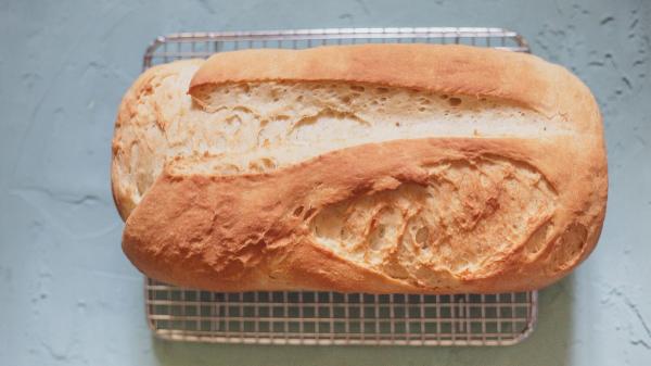 Los panaderos coinciden: “El pan congelado queda mucho mejor si lo descongelas en el horno cubierto con un paño húmedo” - El truco del paño húmedo para que el pan congelado quede como recién hecho