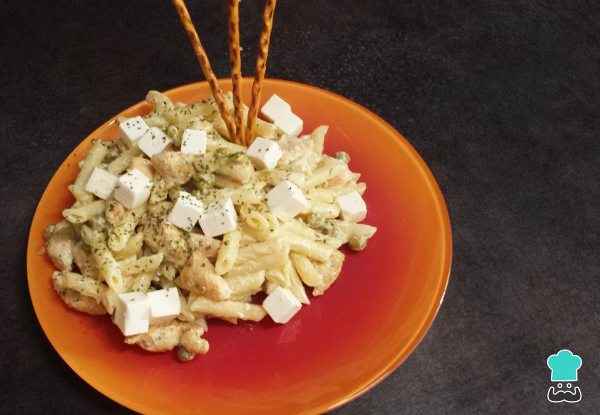 Receta de Ensalada de pasta con pollo y queso
