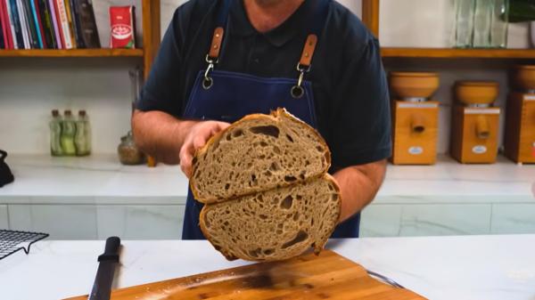 Ramón Garriga, panadero artesanal: "Con un solo gramo de masa madre se puede preparar un pan de 2 kg" - Fermentación larga: la clave de este pan minimalista