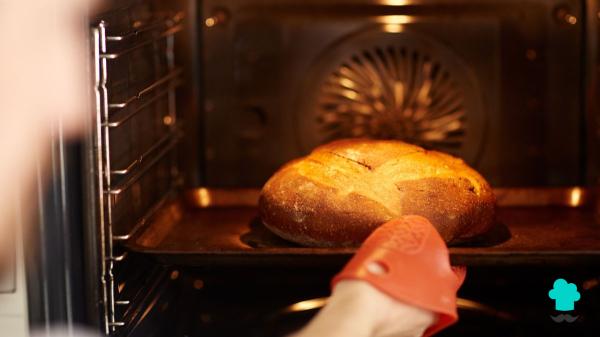 Errores al hacer el pan de Sant Jordi (y cómo evitar que salga mal) - No controlar bien el horneado puede dejar el pan crudo por dentro o quemado por fuera