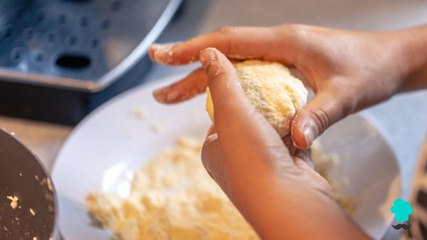 Errores al hacer el pan de Sant Jordi (y cómo evitar que salga mal) - Trabajar mal las masas de colores hará que el pan pierda su forma
