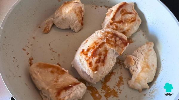 Receta de Pollo en salsa de almendras de la abuela: fácil, jugoso y lleno de sabor - Paso 1