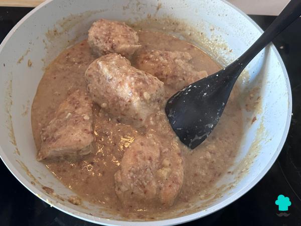 Receta de Pollo en salsa de almendras de la abuela: fácil, jugoso y lleno de sabor - Paso 7