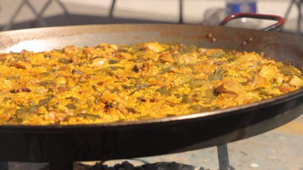 José Andrés, chef, sobre la paella valenciana: “No consiste solo en los ingredientes, sino en el sabor que aportan al caldo, porque el arroz lo absorberá como una esponja” - Qué lleva realmente la auténtica paella valenciana
