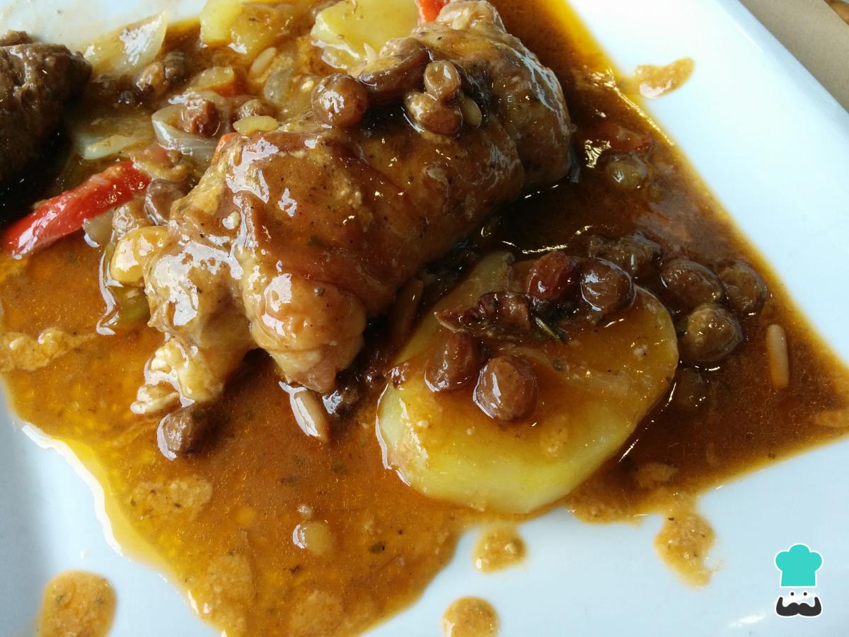 Receta de Redondo de pollo relleno de jamón y queso en salsa