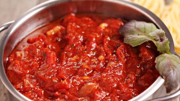 Salsa de tomate en conserva: la receta tradicional para aprovechar los tomates del verano y disfrutarlos durante meses - El tomate cocinado también es más nutritivo