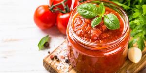 Salsa de tomate en conserva: la receta tradicional para aprovechar los tomates del verano y disfrutarlos durante meses