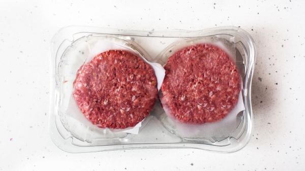 Qué significa la almohadilla de las bandejas de carne del supermercado y para qué sirve realmente - ¿La almohadilla es peligrosa si está en contacto con la carne?