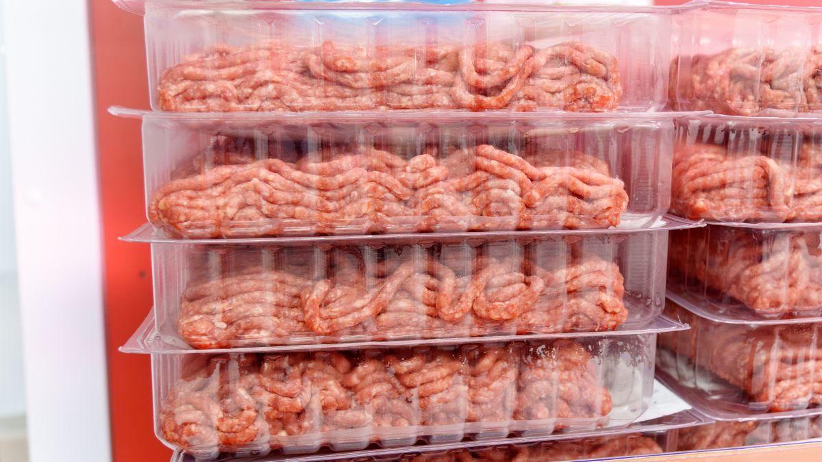 Qué significa la almohadilla de las bandejas de carne del supermercado y para qué sirve realmente