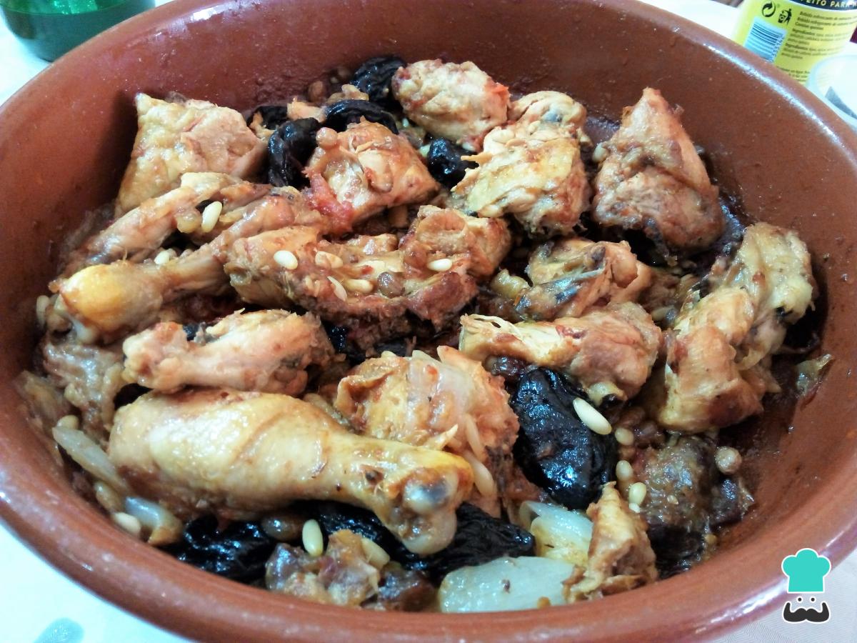 Receta de Pollo rustido con ciruelas y piñones