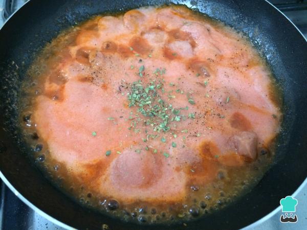 Receta de Macarrones con salchicha y tomate al horno - Paso 3