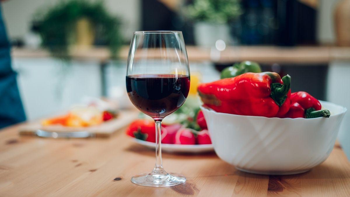 Beber vino con moderación dentro de la dieta mediterránea puede beneficiar tu salud, según un estudio de la Universidad de Navarra