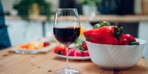 Beber vino con moderación dentro de la dieta mediterránea puede beneficiar tu salud, según un estudio de la Universidad de Navarra
