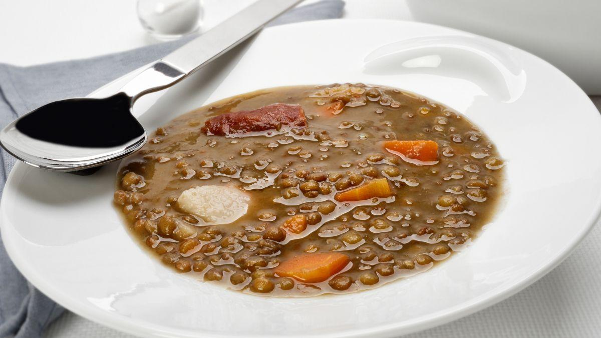 Los cocineros vascos coinciden: “Para unas lentejas más tiernas y sabrosas, añade dos copas de cava y usa agua caliente en la cocción”