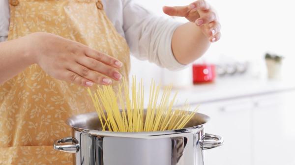 Italia da una lección a España: la pasta no lleva aceite en el agua y el agua de cocción no se tira nunca - El error que arruina la pasta: por qué no debes echar aceite al hervirla