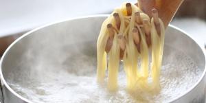 Italia da una lección a España: la pasta no lleva aceite en el agua y el agua de cocción no se tira nunca