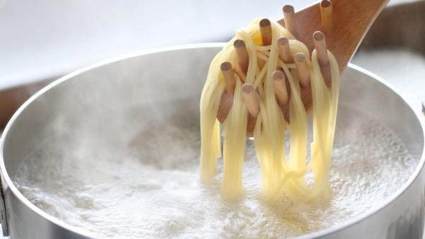 Italia da una lección a España: la pasta no lleva aceite en el agua y el agua de cocción no se tira nunca