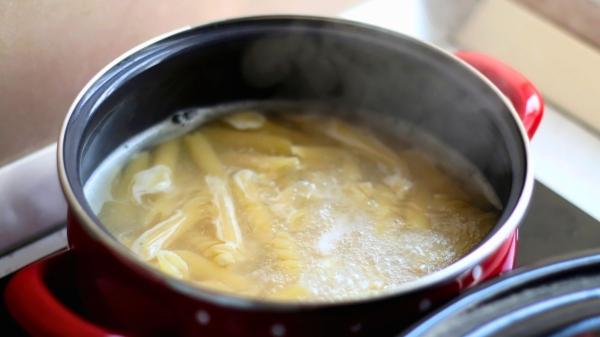 Italia da una lección a España: la pasta no lleva aceite en el agua y el agua de cocción no se tira nunca - Lo que dice la ciencia sobre el almidón y la textura