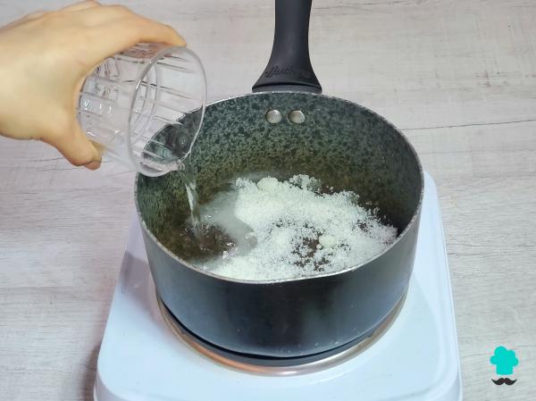 Receta de Huesos de santo: cómo preparar el dulce tradicional de mazapán relleno de crema de yema - Paso 1