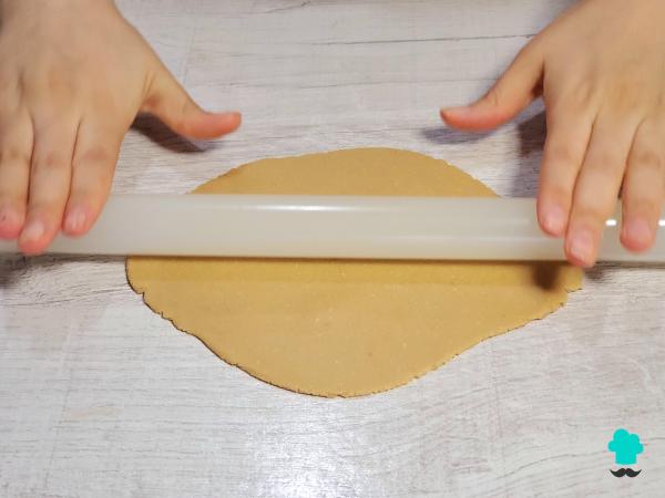 Receta de Huesos de santo: cómo preparar el dulce tradicional de mazapán relleno de crema de yema - Paso 4