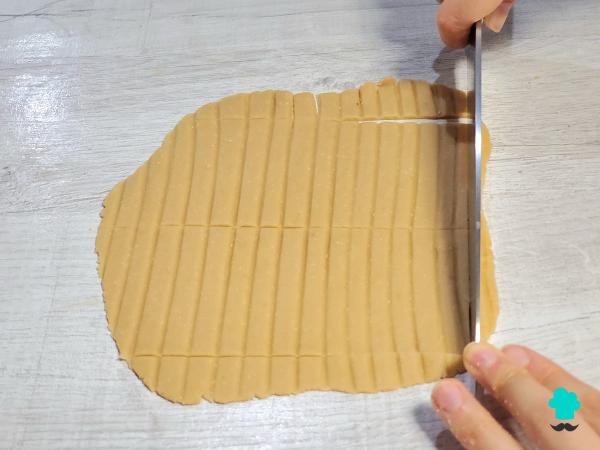 Receta de Huesos de santo: cómo preparar el dulce tradicional de mazapán relleno de crema de yema - Paso 6