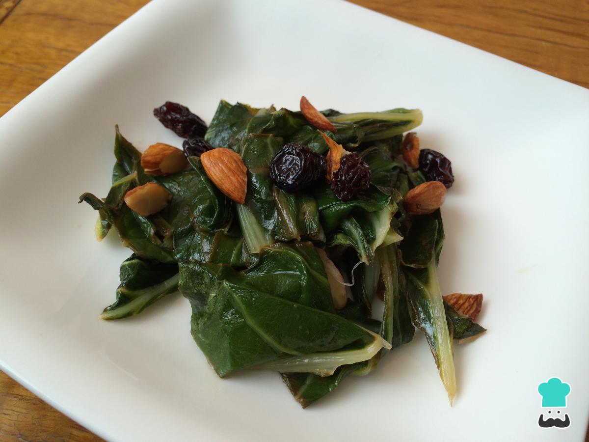 Receta de Acelgas salteadas con pasas y almendras
