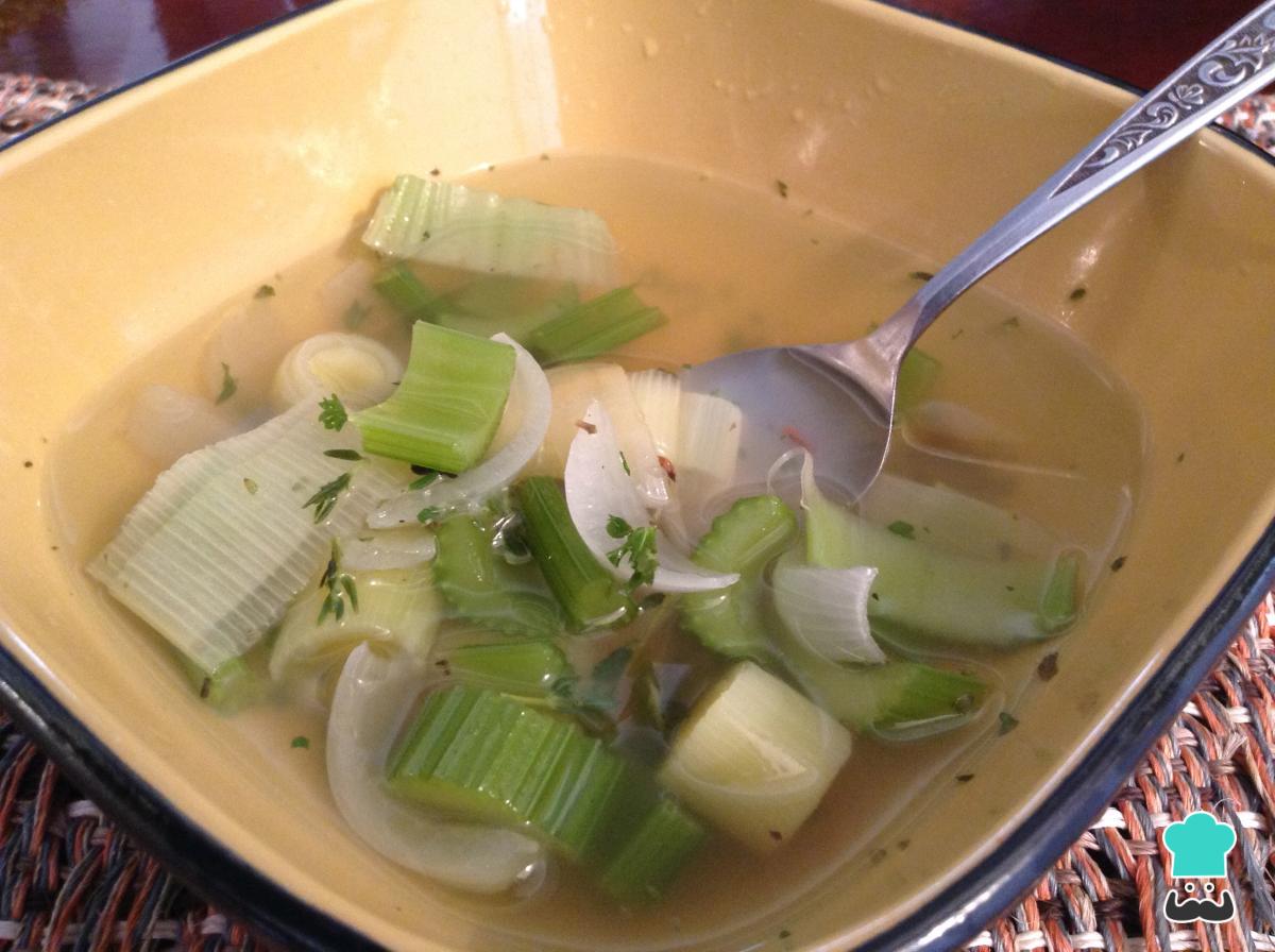 Receta de Sopa diurética de cebolla y apio