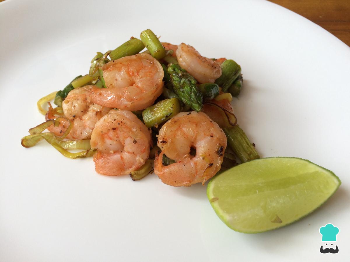Receta de Salteado de espárragos y gambas