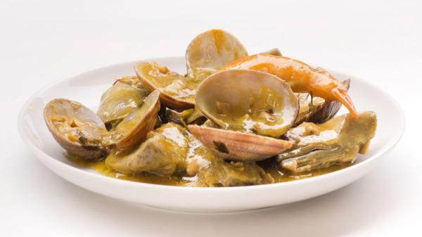 Martín Berasategui, chef: “Las alcachofas con almejas más sabrosas se hacen con caldo de pescado, una cucharada de harina y 150 ml de vino blanco” - Las alcachofas con almejas al estilo Martín Berasategui paso a paso