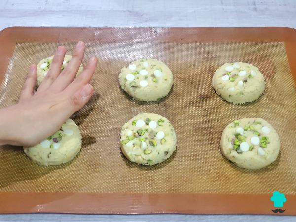 Receta de Galletas de pistacho y chocolate blanco: crujientes, tiernas y muy fáciles de hacer - Paso 7